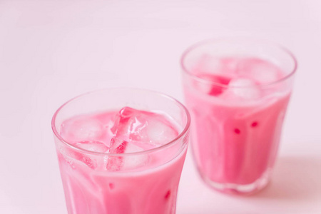粉红色草莓奶昔