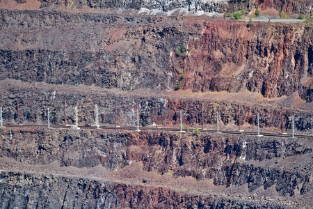 地球的地质层。铁矿露天矿。Krivoy Rog, 乌克兰