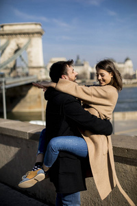 年轻快乐迷人情侣拥抱在匈牙利布达佩斯壮丽景色的背景下