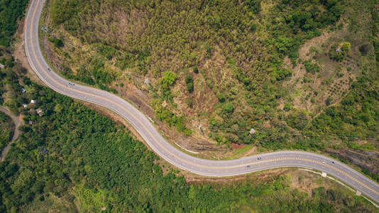 泰国碧差汶省小山上的沥青路。Aeria