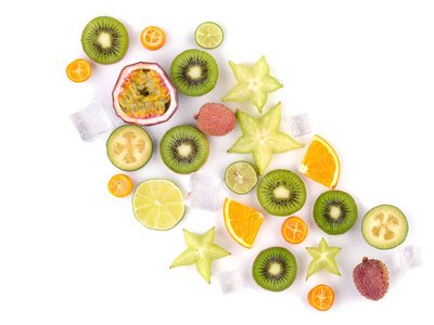 新鲜的热带水果片。多汁异国情调的杨桃, 桔子, 荔枝, 猕猴桃, 芒果在白色背景下分离