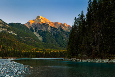 日落时加拿大落基山脉的一座山和一条河