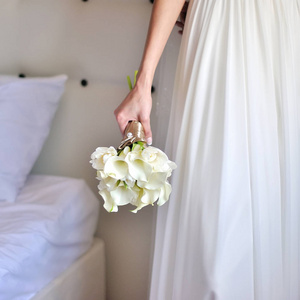婚礼。美丽的新娘的花束