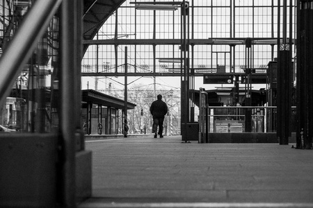 布拉格火车站的孤独男子