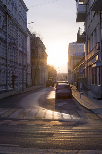 城市街道日落。背景, 夏季