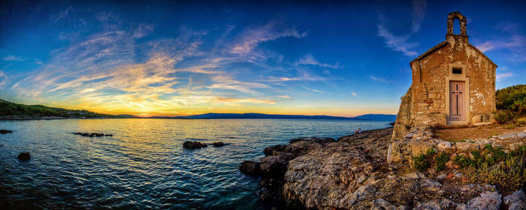 克罗地亚, 克罗地亚海岸, 海和山的美丽的风景。全景