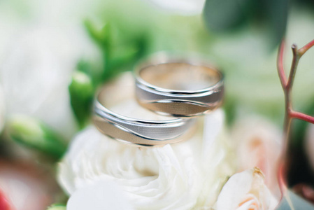 婚礼订婚戒指和鲜花婚礼花束背景