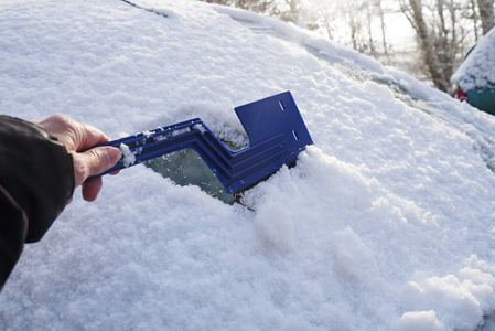 从汽车挡风玻璃上扫雪, 冬季交通运输安全概念复制空间