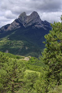 Gresolet 山的岩石和多云景观。比利牛斯山脉, 加泰罗尼亚, 西班牙