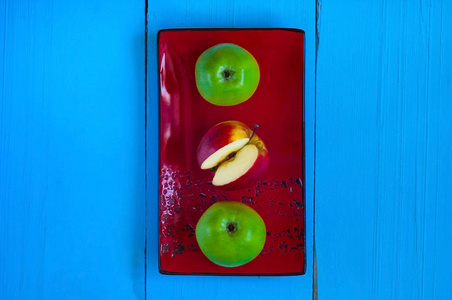 选择健康的食物为心脏, 生活概念, 苹果在陶瓷纹理在木背景蓝色的颜色