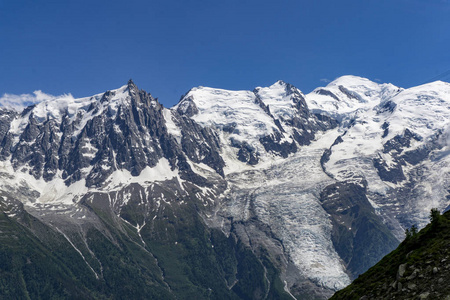 在 6 月的阿尔卑斯山。Mont blanc 的视图