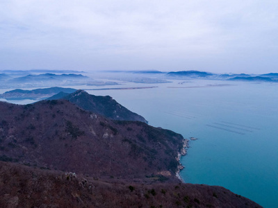 高山海洋和岛屿鸟瞰图