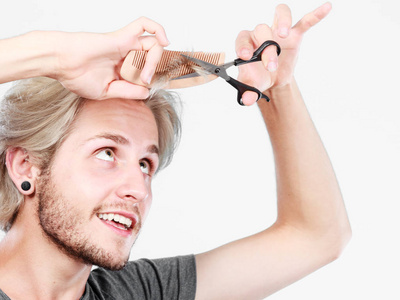 男子用剪刀和梳子创建的新发型