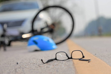 脚踏车的道路事故车毁人亡
