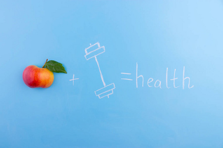 健康饮食加上健身观念。苹果和哑铃