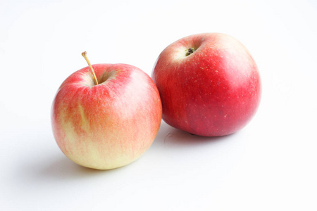 孤立在白色背景上的两个红苹果