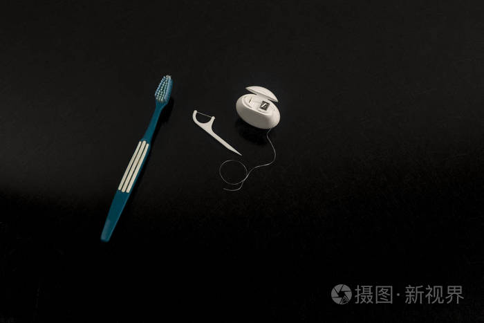 黑色背景下牙科护理的不同工具集