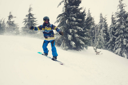 滑雪板, 在冬天的森林里, 在艰苦的情况下骑马下山。
