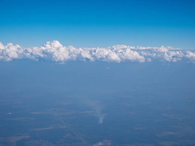 从飞机在云层上查看