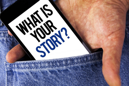 写笔记显示什么是您的故事问题。商业照片展示讲述个人过去的经验写在手机屏幕上的人在牛仔裤背景上举行的故事