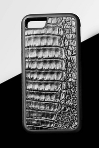 专属黑鳄鱼鳄鱼皮盒为智能手机。豪华案例。黑色和白色背景