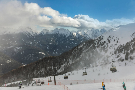 白云岩, 滑雪区与美丽的斜坡。空的滑雪斜坡在 wi