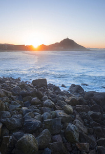 日落时在 Donostia 海岸上的波浪