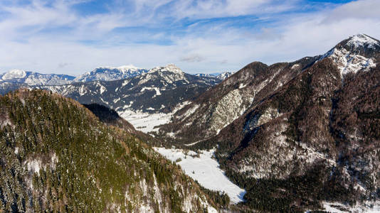 积雪覆盖的山谷的鸟瞰与丘陵包围