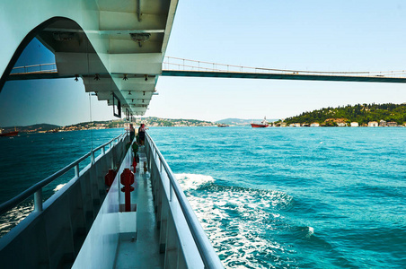 甲板小船看法伊斯坦布尔桥梁土耳其看见从波纹管蓝色天空和波浪