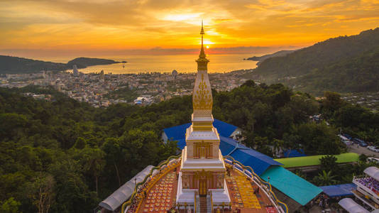鸟瞰图美丽的侬塔在巴东山顶 Thepnimith 寺。在 Thepnimit 寺是最高的山, 你可以看到巴东全景视图