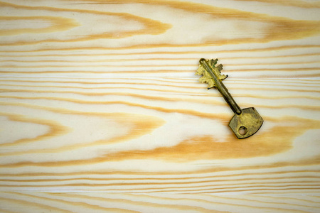 木制背景的旧复古钥匙和小插图效果