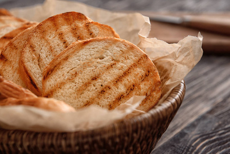 美味的烤面包在桌上的篮子, 特写