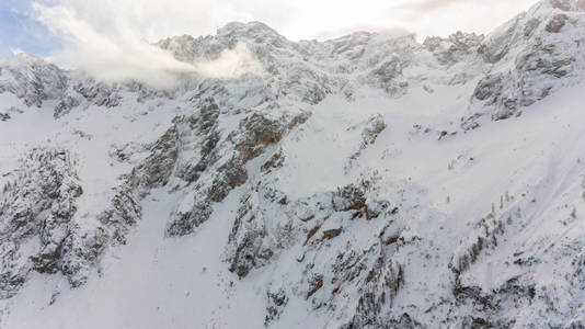 壮观的风景雪覆盖的山山脊