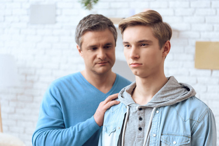 父亲试图与儿子交谈, 但青少年拒绝听