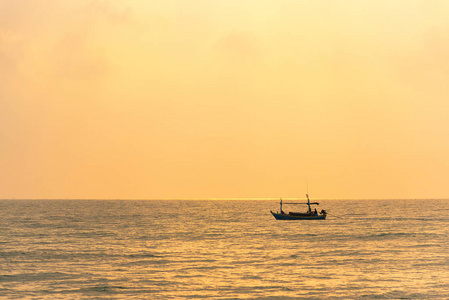 渔船在 senset 时漂浮在海里。泰国