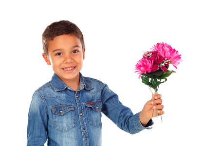 可爱的小非洲男孩在牛仔衬衫与美丽的花束粉红色的花朵隔绝白色背景