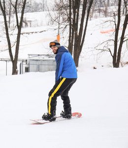 冬度假胜地斜坡上的雄滑雪板