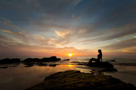 游客观赏日落克拉丹岛