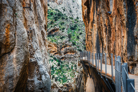 皇家小径也被称为 El Caminito Del 山路径沿陡峭的悬崖在峡谷 Chorro, 安大路西亚, 西班牙