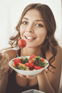 素食主义者蔬菜沙拉微笑的年轻女子的画像