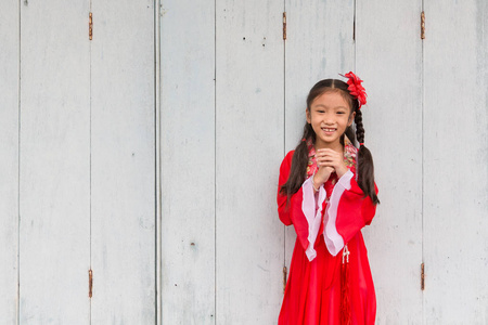 年轻的中国女孩穿红裙子为农历新年 celebr