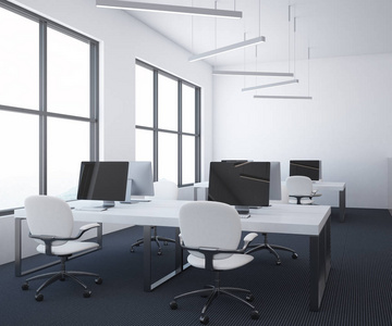 白桌开放式办公室内部有大窗户白墙和一层黑色地板和一排电脑桌。前面的 ivew。3d 渲染模拟