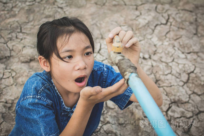 伤心的女孩想喝点水在裂缝地面上, 概念干旱和缺水危机