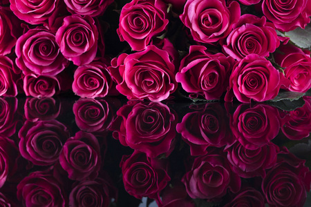 情人节的概念。白色背景的红玫瑰花束。排版位置
