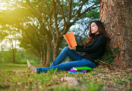 女青年坐在公园看书