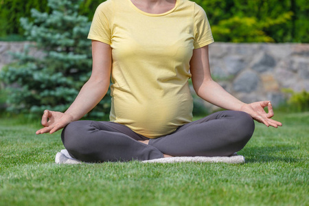 怀孕妇女练习冥想和自然放松