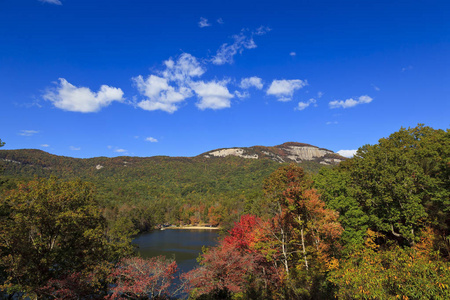 山顶湖在桌岩石状态公园在皮肯斯, 南卡罗来纳州在秋天