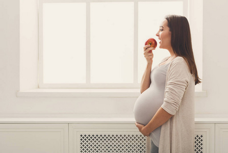 孕妇在家里吃苹果复制空间