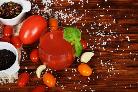 香辣鲜番茄汁, 配以彩色胡椒和罗勒, 免费