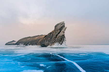 Ogoy 岛上空的贝加尔湖冻结了水湖西伯利亚, 俄罗斯冬季自然景观背景
